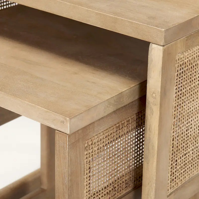 Tables d'appoint gigognes carrées en bois massif avec accents en rotin (ensemble de 2) - 20L x 20l x 23H